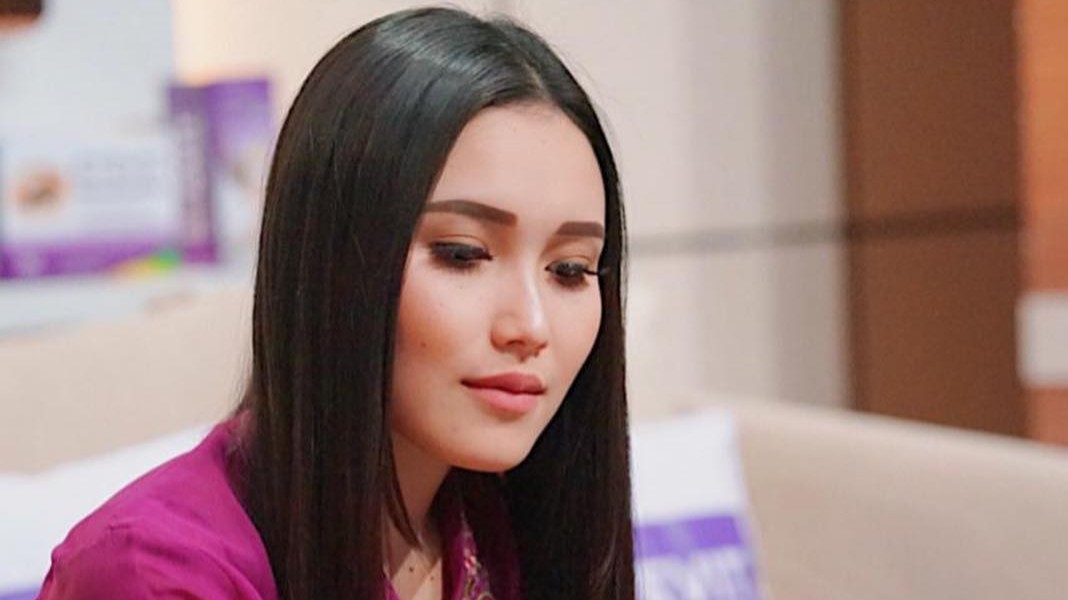 Berambut Pirang Ayu Ting Ting Tuai Pujian