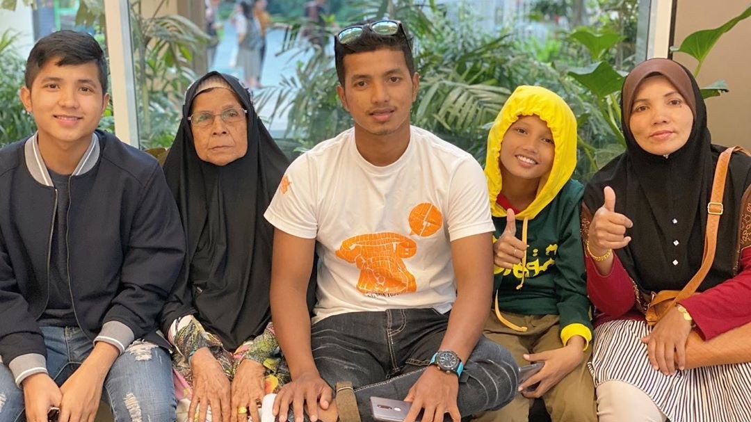 Jirayut Afisan bersama Keluarga.