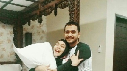 dongeng putri cantik dan pangeran tampan Tak Banyak yang Tahu Suami Iyeth Bustami Sangat Tampan 