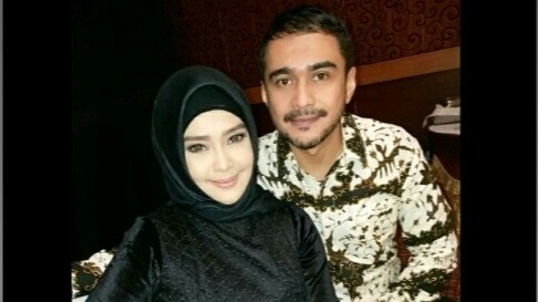 dongeng putri cantik dan pangeran tampan Tak Banyak yang Tahu Suami Iyeth Bustami Sangat Tampan 